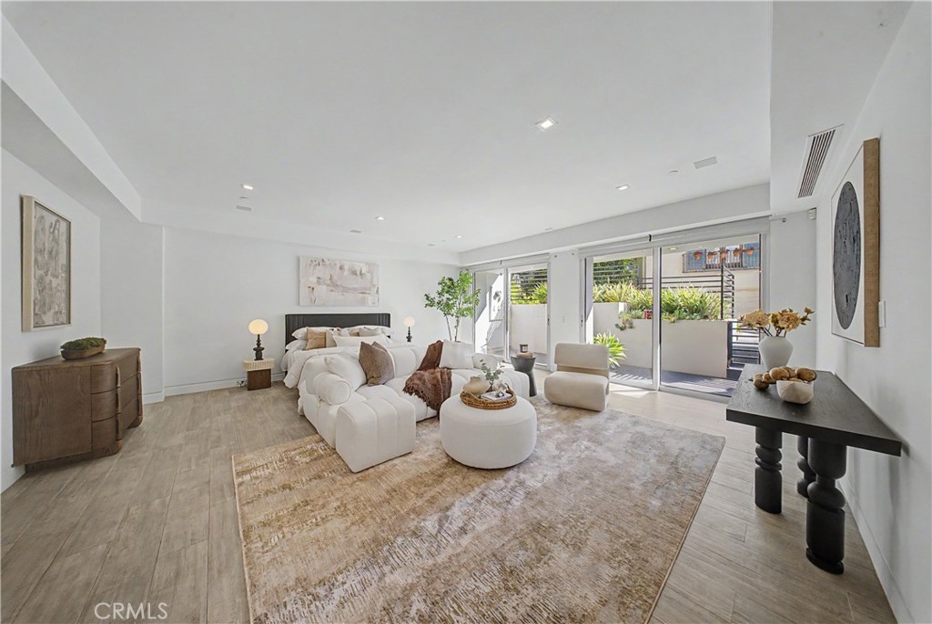 9459 Beverly Crest Property Photo 17