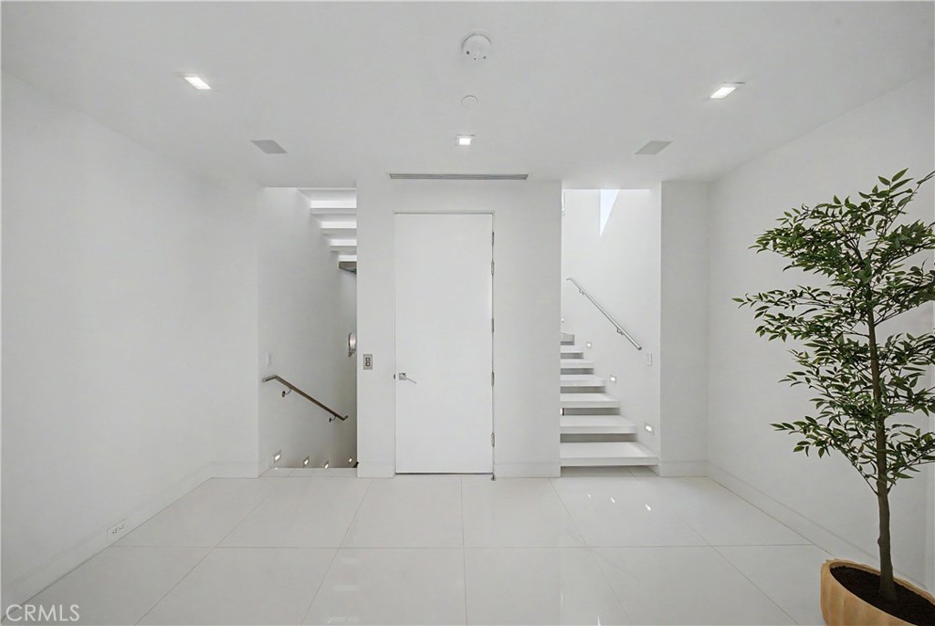 9459 Beverly Crest Property Photo 39