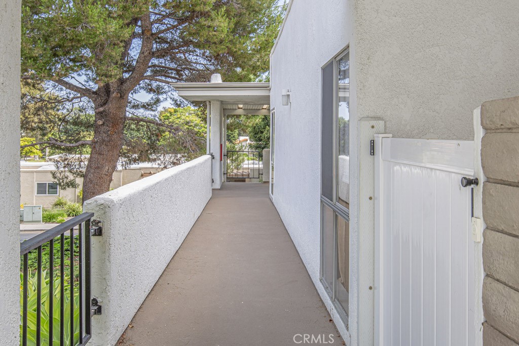2276 Via Mariposa N Property Photo 3