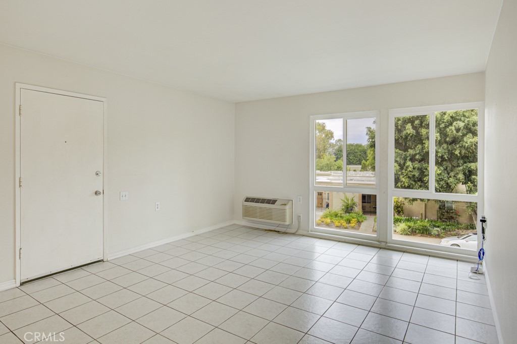 2276 Via Mariposa N Property Photo 9