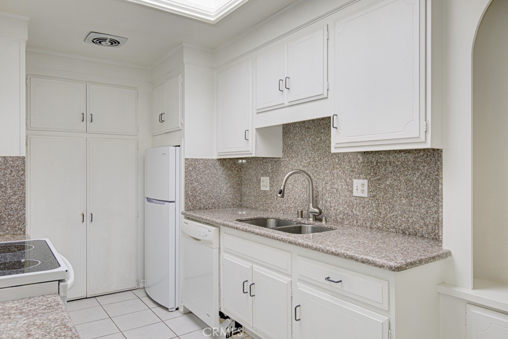 2276 Via Mariposa N Property Photo 13