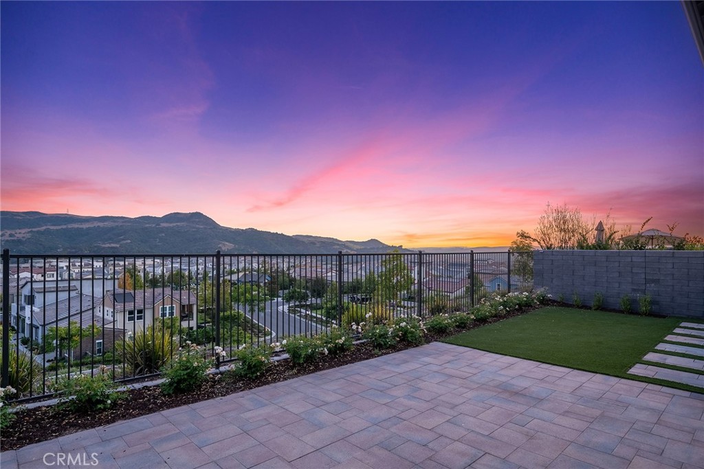 240 Autumn Way Property Photo 3
