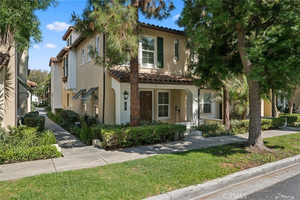 215 Dewdrop Property Photo 1