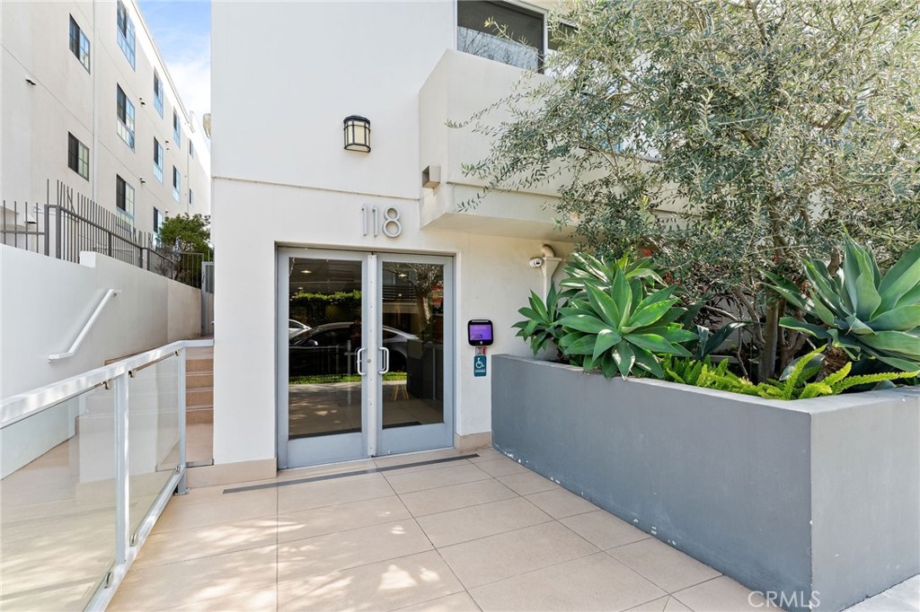 118 N Kings Rd 201 Property Photo 3