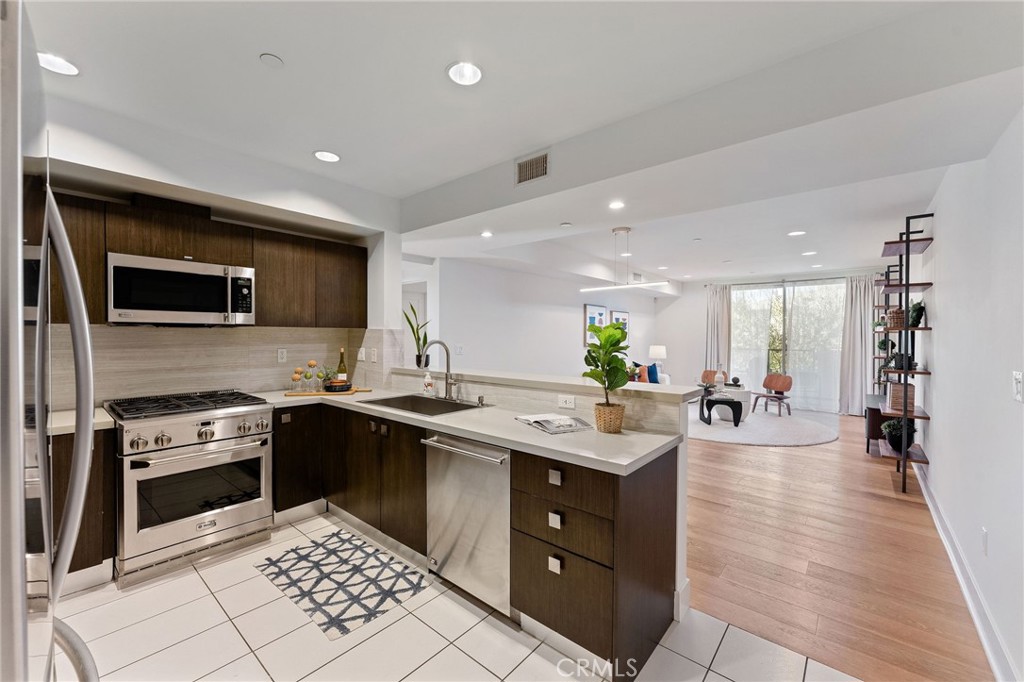 118 N Kings Rd 201 Property Photo 4