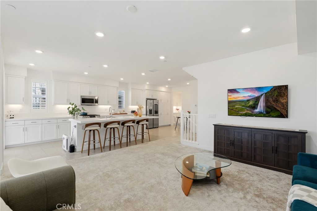 175 W La Palma Avenue 6 Property Photo 2