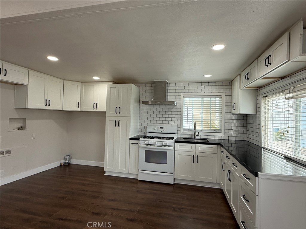 1741 Pomona Avenue 21 Property Photo 3