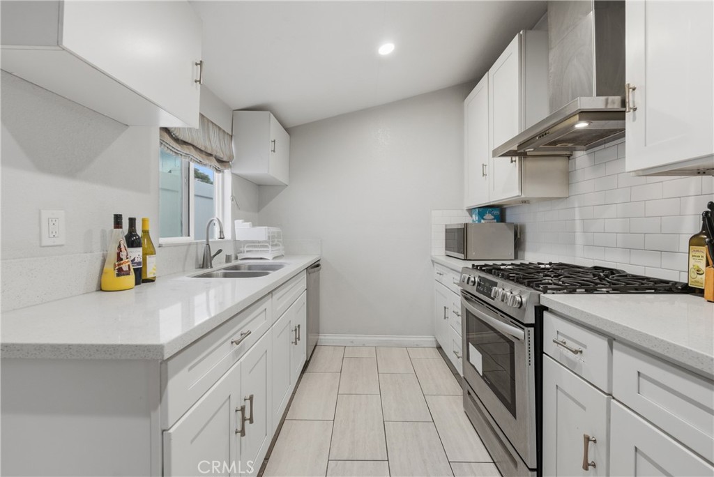411 S Hewes St Property Photo 6