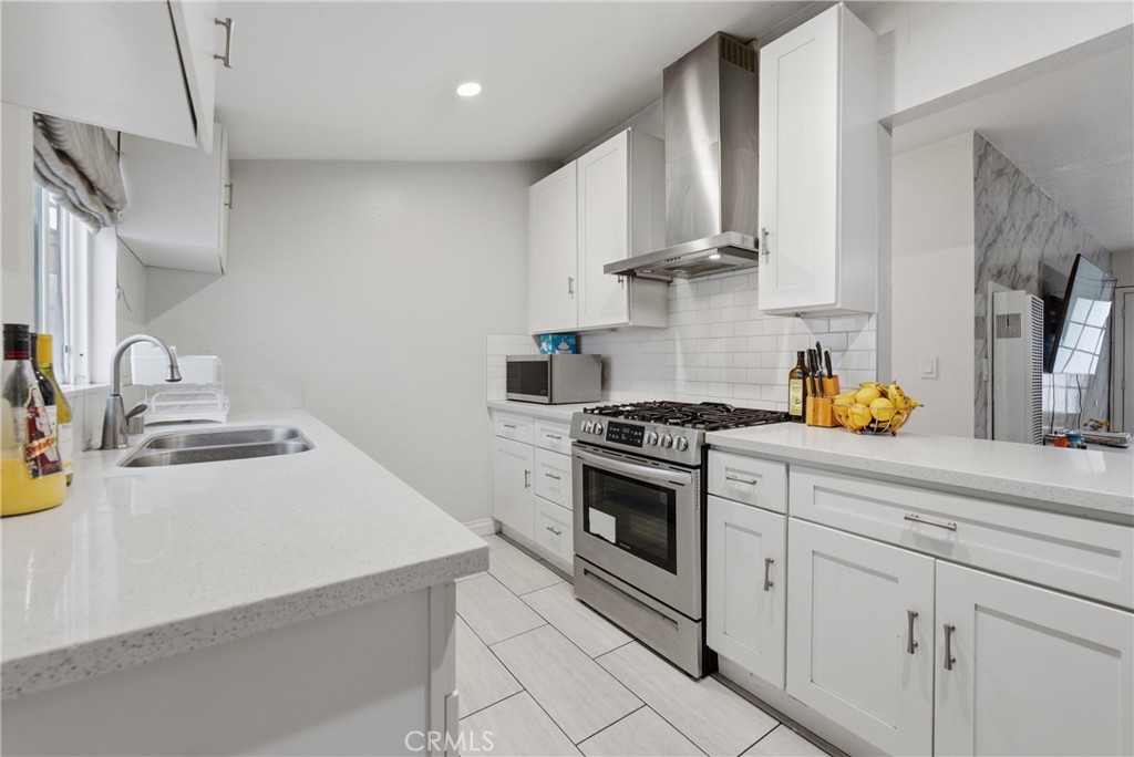 411 S Hewes St Property Photo 7