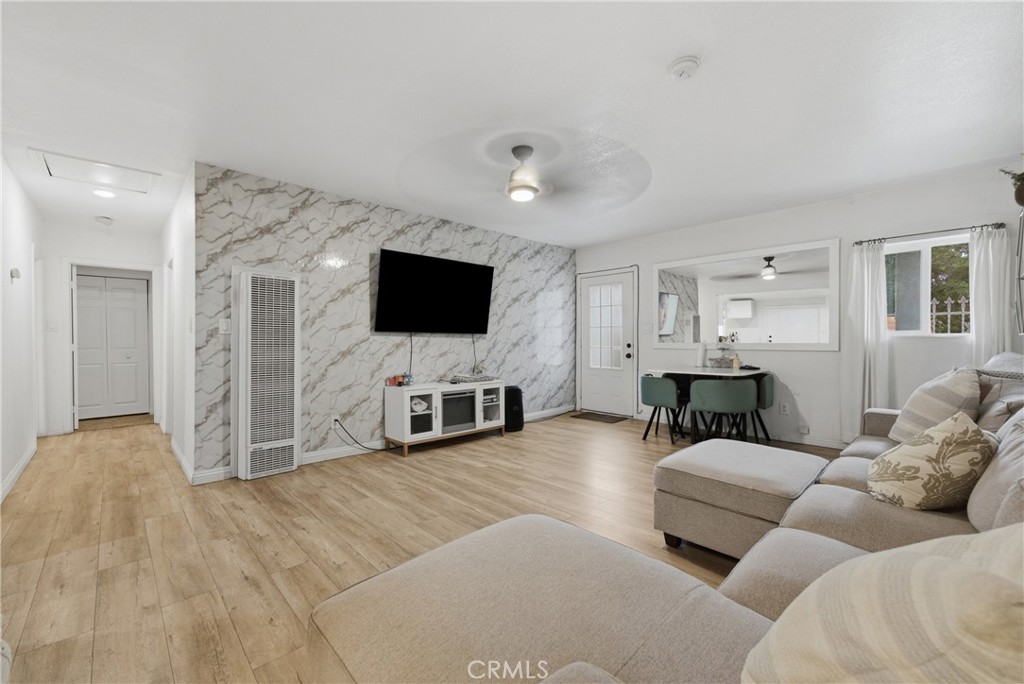 411 S Hewes St Property Photo 10