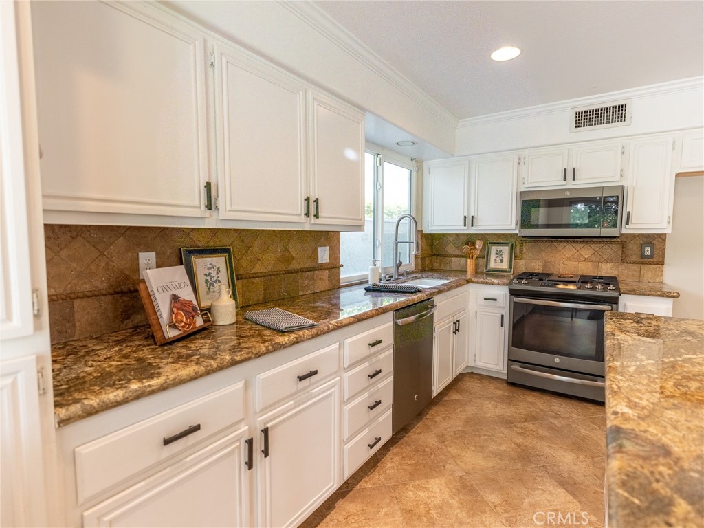 1055 S Silver Star Way Property Photo 5