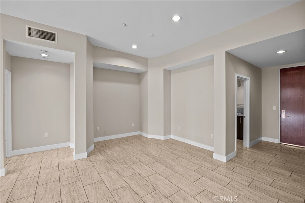 402 Rockefeller 305 Property Photo 8