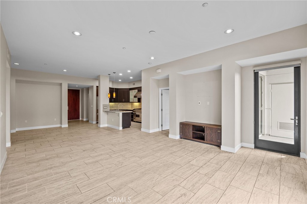 402 Rockefeller 305 Property Photo 10