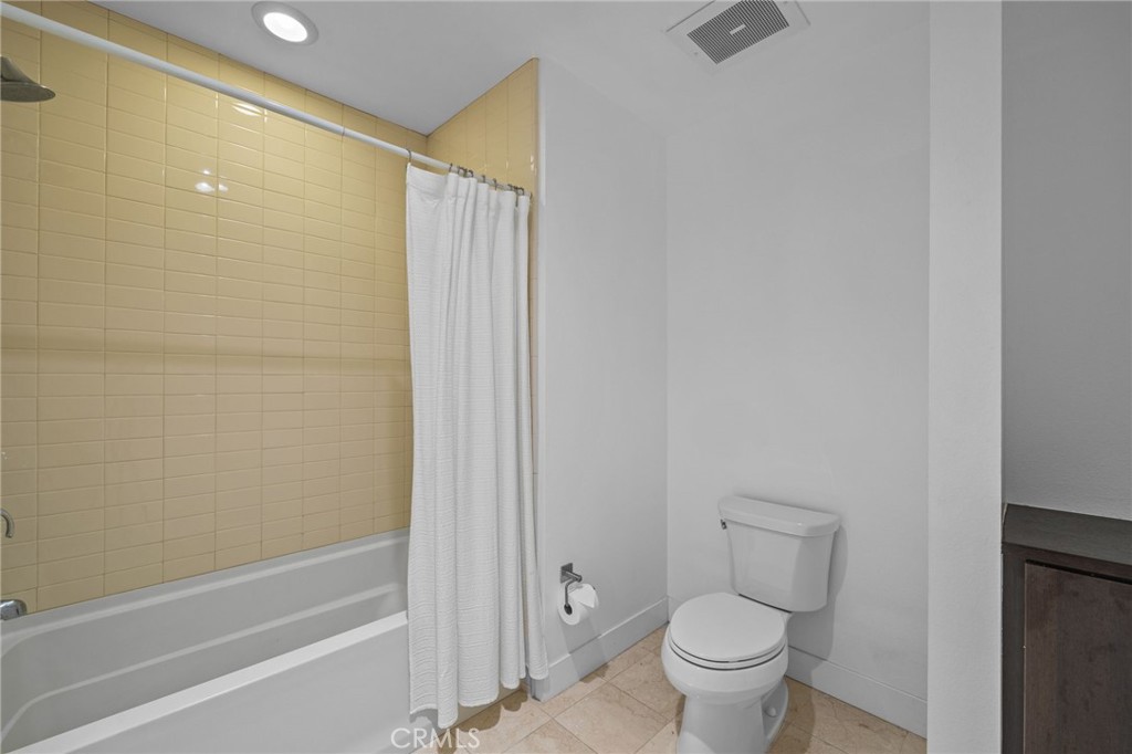 402 Rockefeller 305 Property Photo 16
