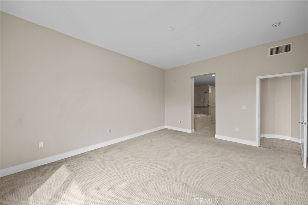 402 Rockefeller 305 Property Photo 18