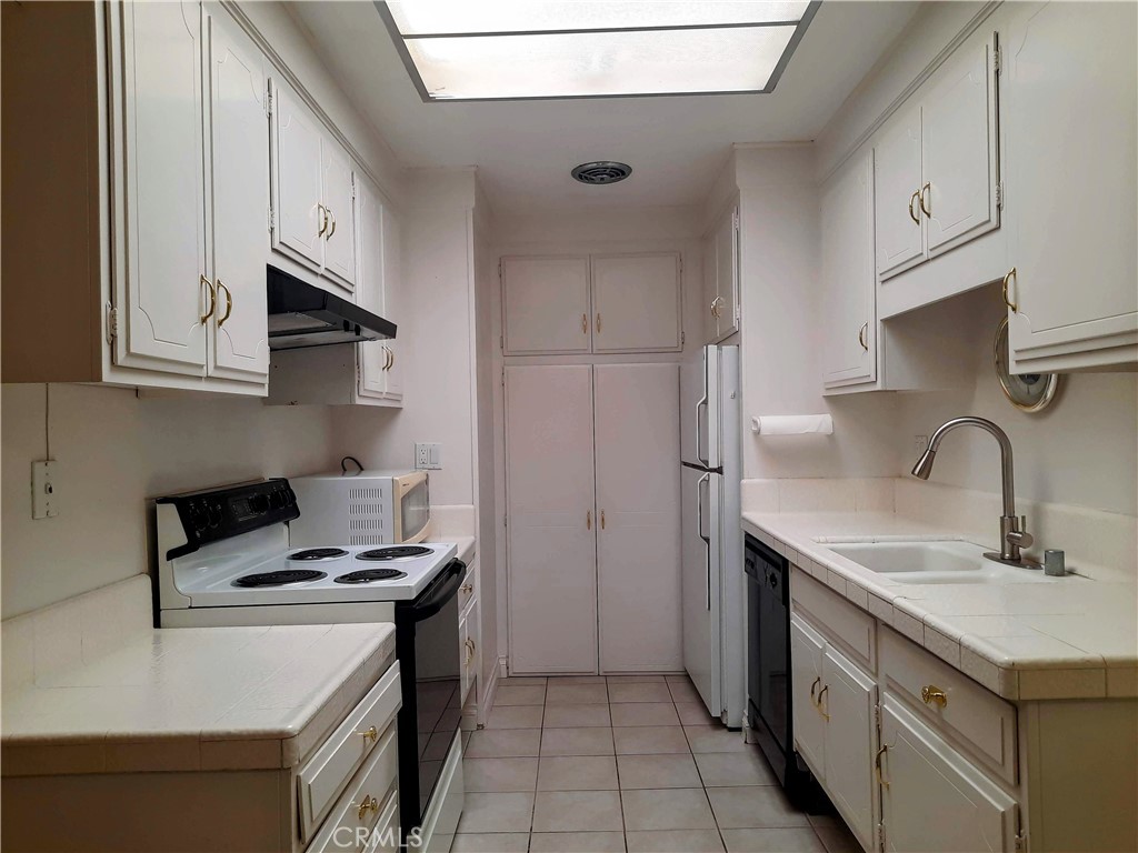 2233 Via Puerta N Property Photo 7