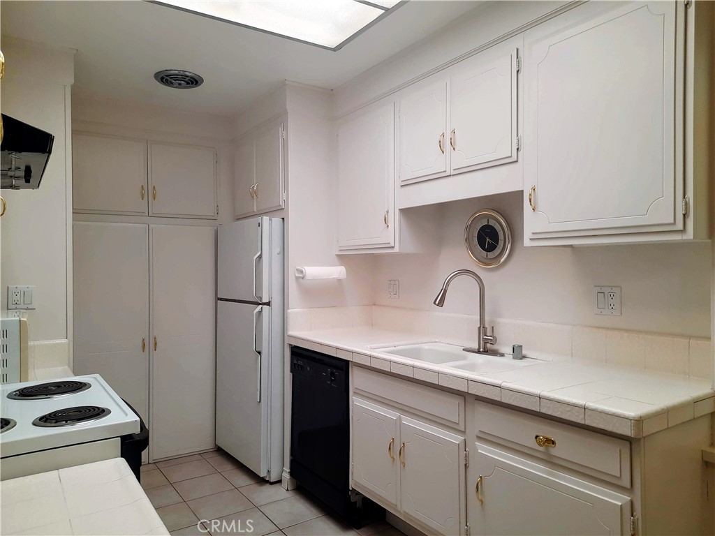2233 Via Puerta N Property Photo 9