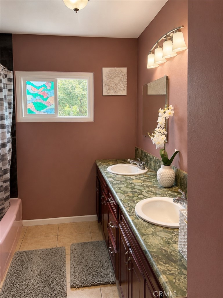 505 N Hewes Property Photo 8