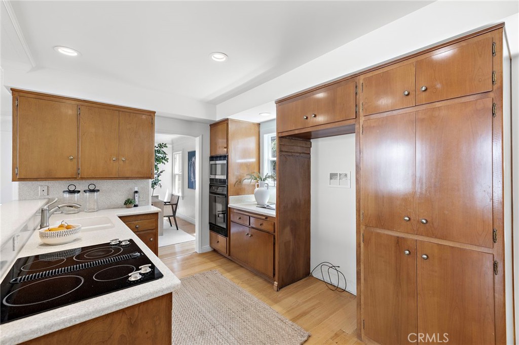 169 Roycroft Property Photo 8