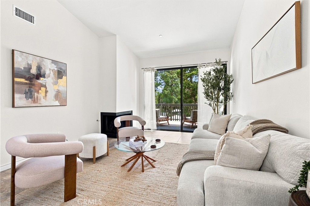 2538 W Macarthur Boulevard #j Property Photo 2