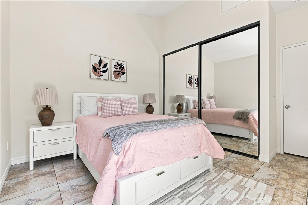 2538 W Macarthur Boulevard #j Property Photo 3