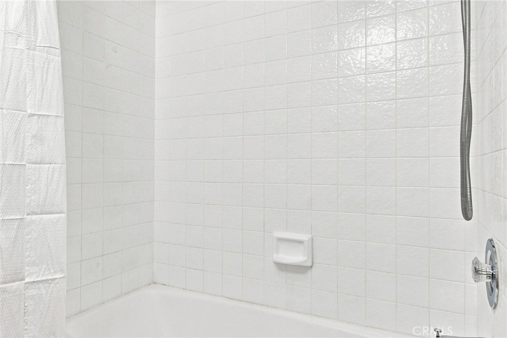 2538 W Macarthur Boulevard #j Property Photo 6