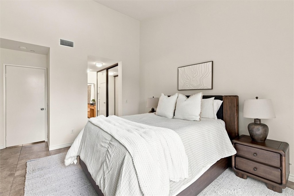 2538 W Macarthur Boulevard #j Property Photo 13