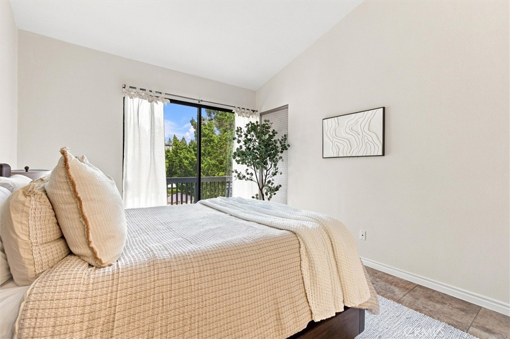2538 W Macarthur Boulevard #j Property Photo 14