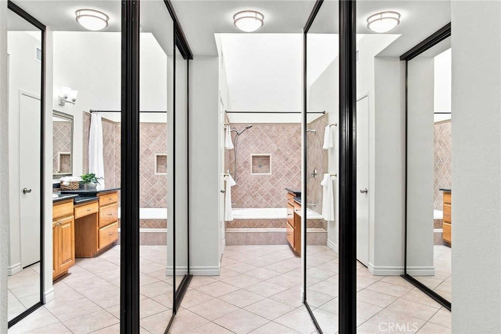 2538 W Macarthur Boulevard #j Property Photo 15