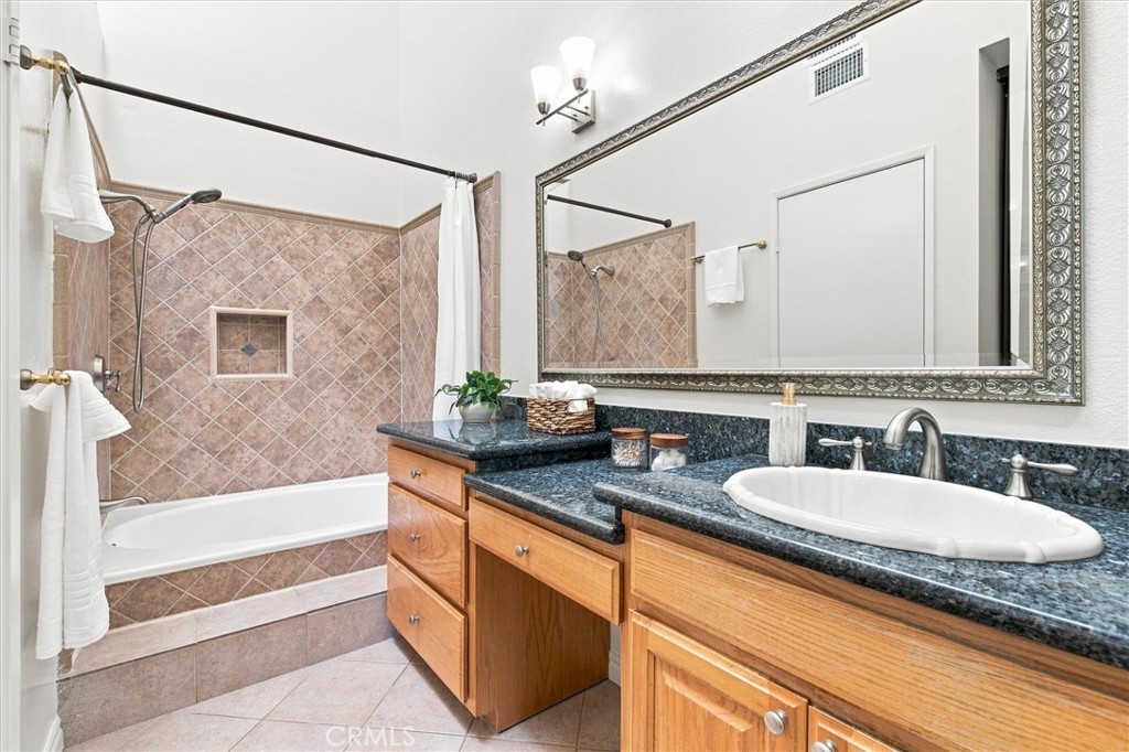 2538 W Macarthur Boulevard #j Property Photo 16