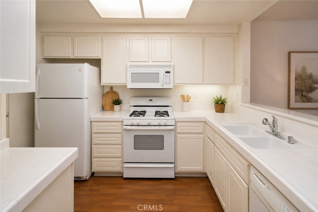 707 Solvay Aisle Property Photo 4