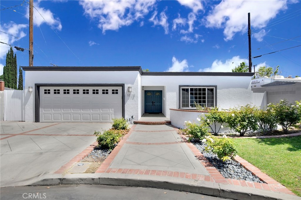 1015 E Walnut Avenue Property Photo 1
