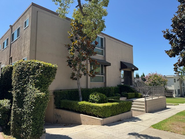 528 E Verdugo Property Photo 1