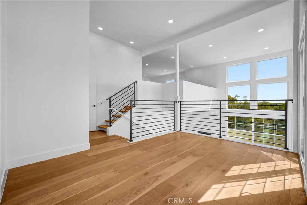 575 Through A Property Photo 8