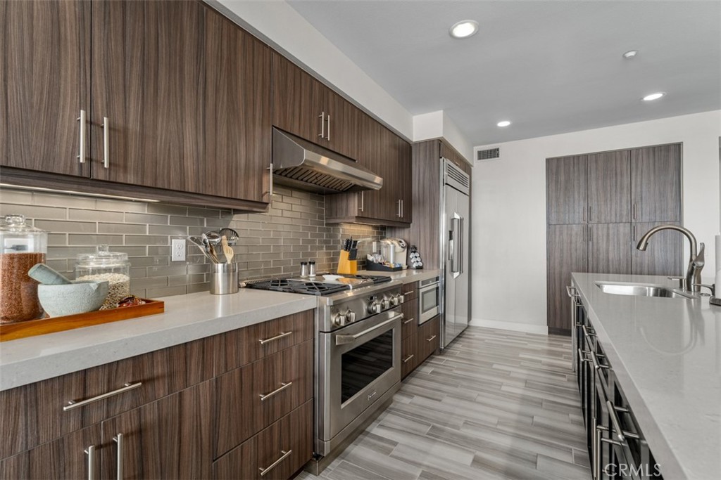 700 S The Strand 106 Property Photo 30