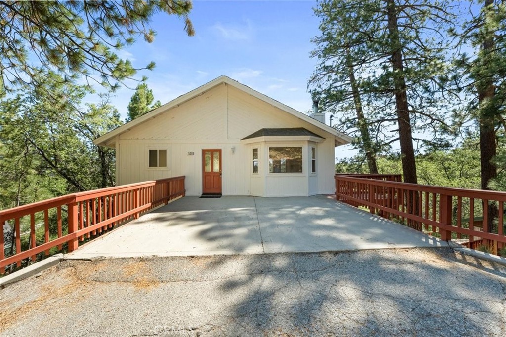 530 Villa Grove Property Photo 1