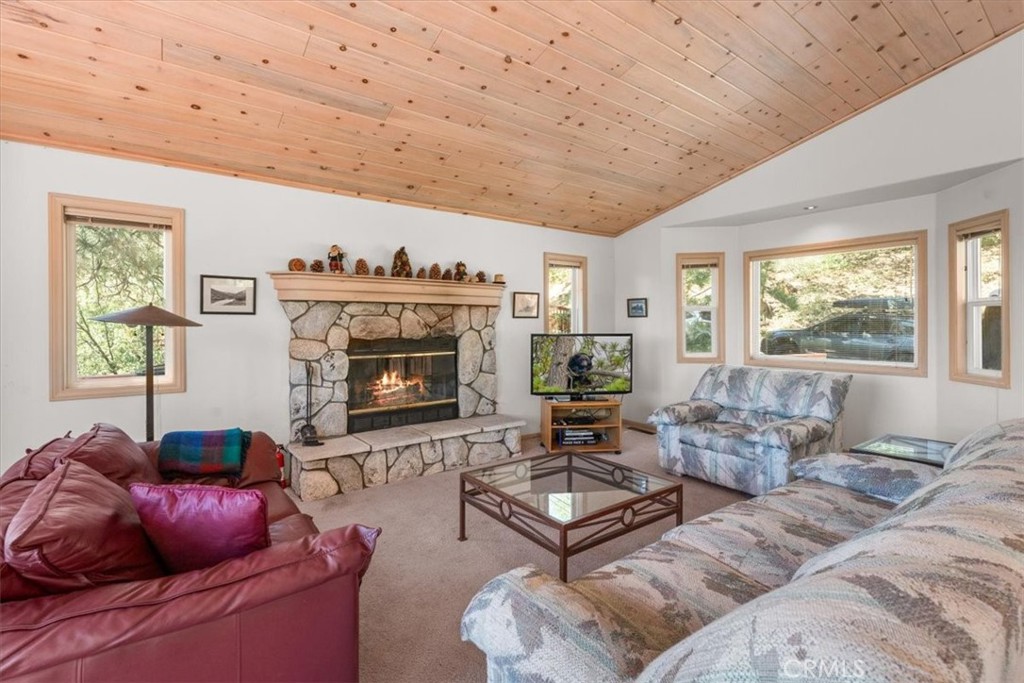 530 Villa Grove Property Photo 4