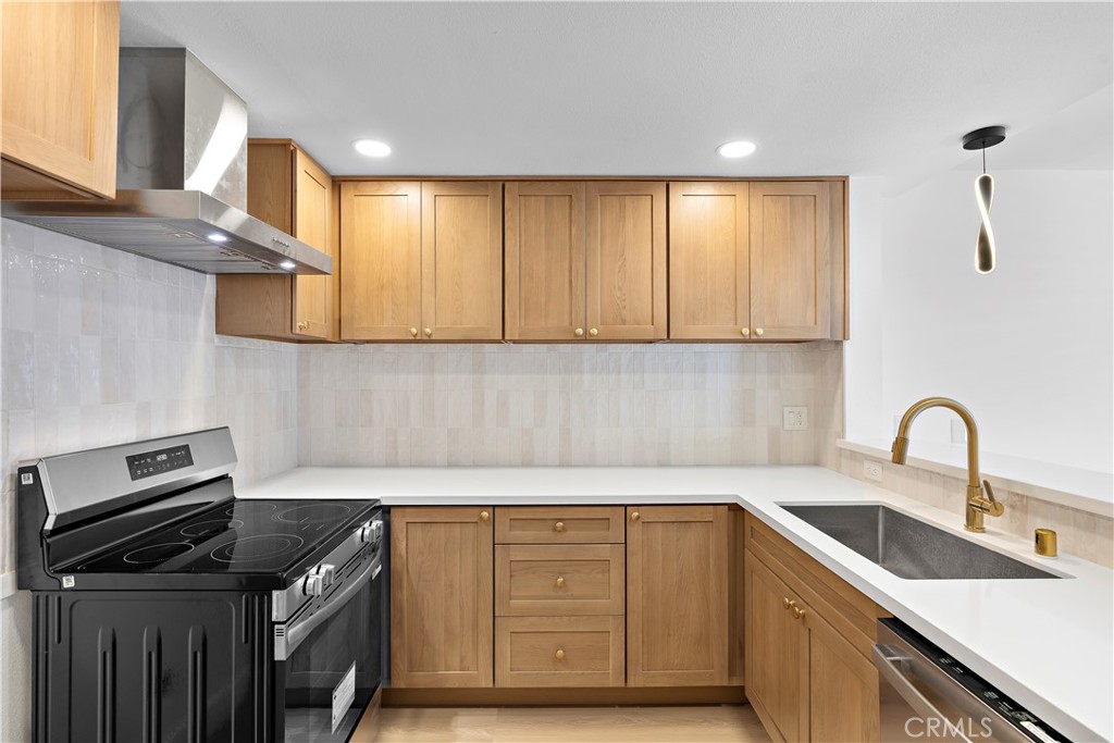 655 W 6th A Property Photo 8