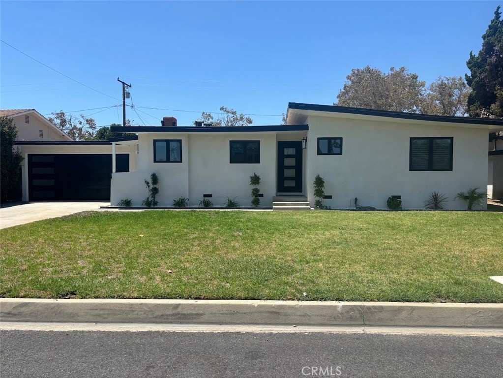 9519 La Reina Property Photo 1