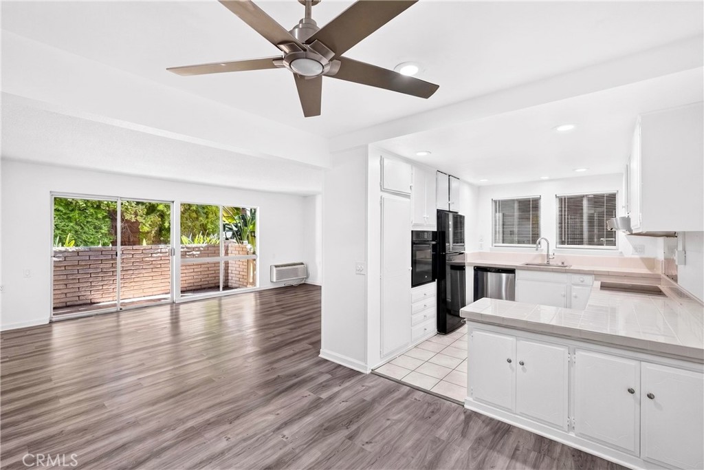 2232 Via Puerta A Property Photo 10