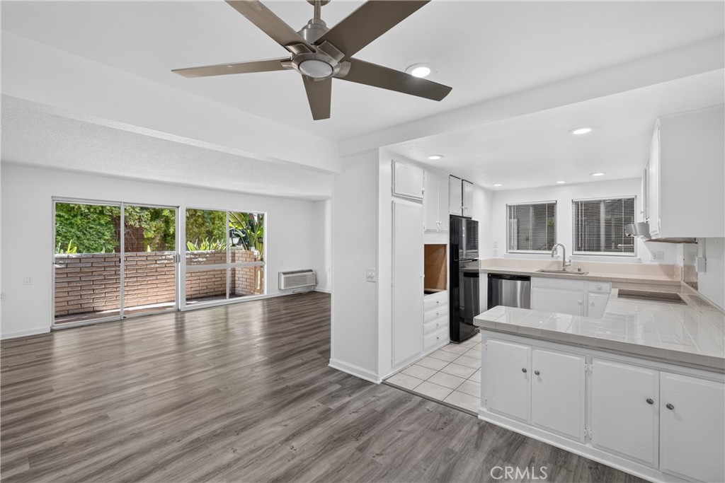 2232 Via Puerta A Property Photo 11