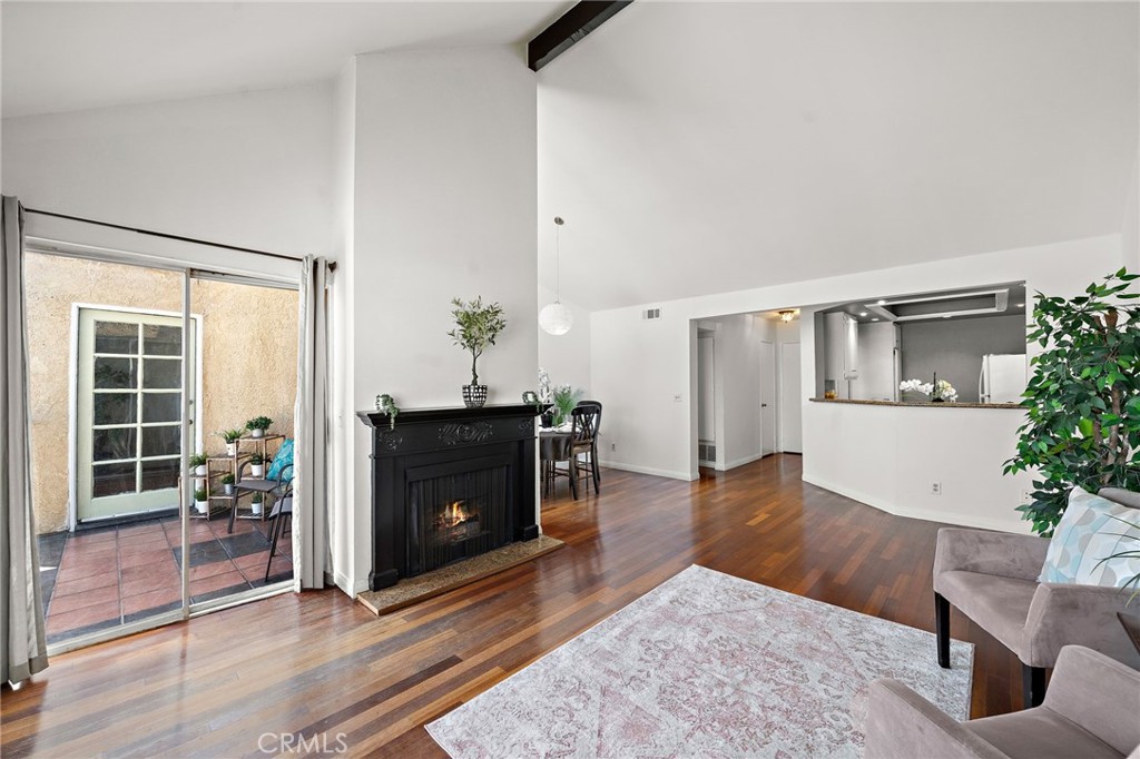 1100 Newport Avenue 404 Property Photo 3