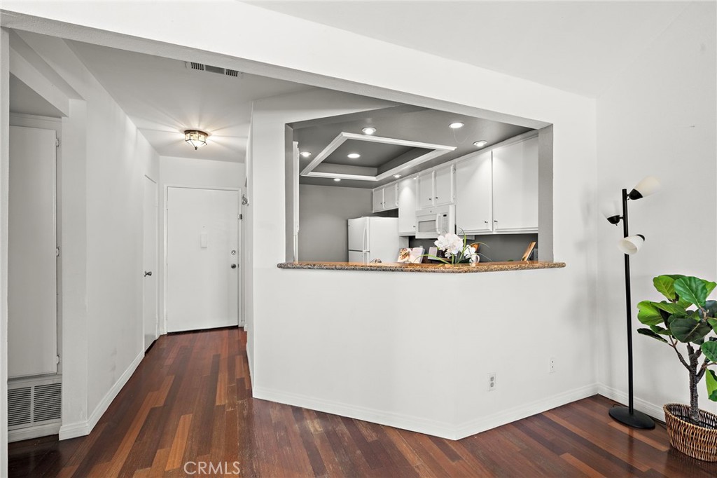 1100 Newport Avenue 404 Property Photo 10