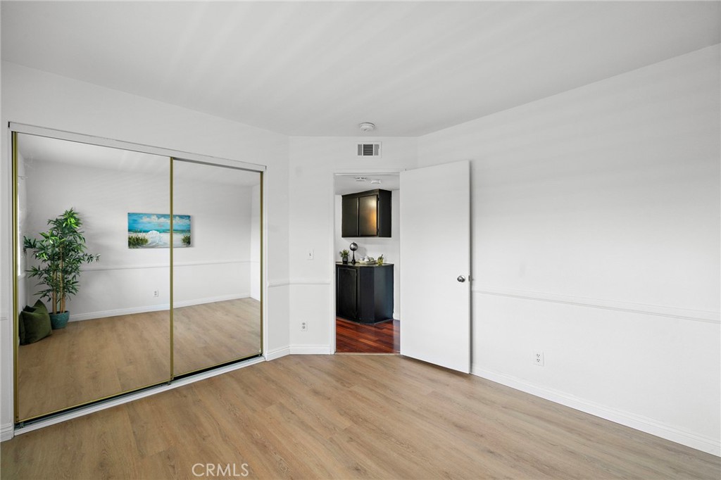 1100 Newport Avenue 404 Property Photo 15