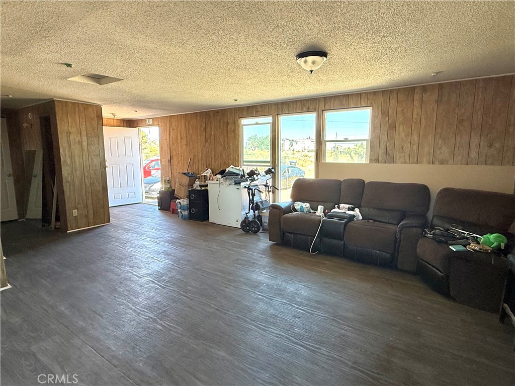 9589 Paramount Property Photo 11