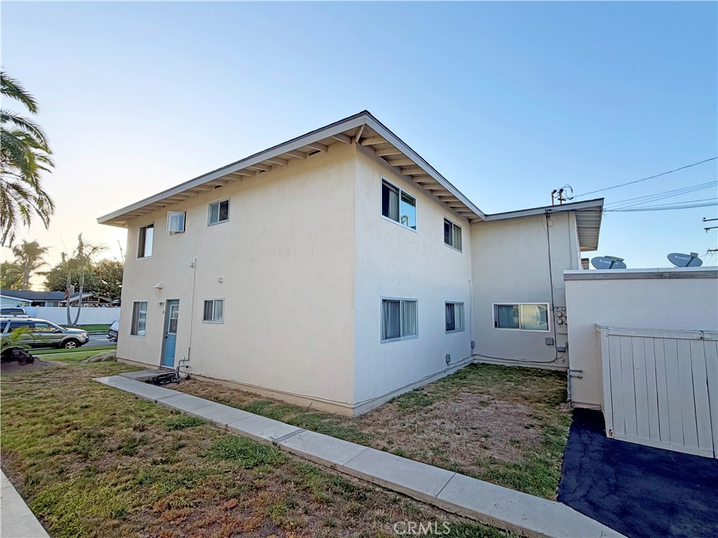 2976 Royal Palm Property Photo 6