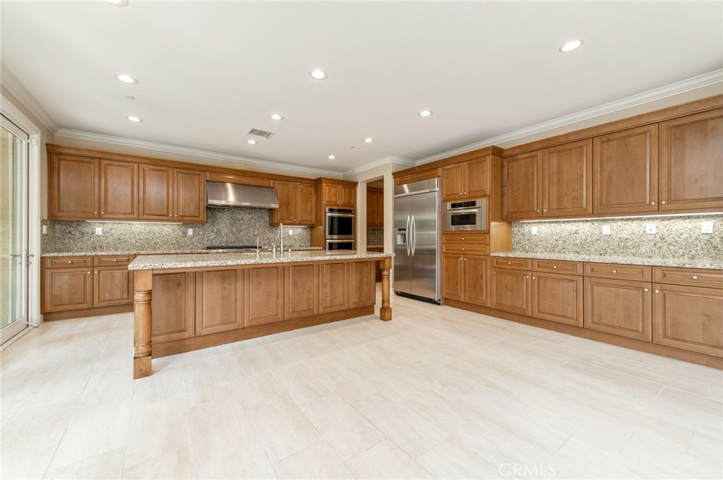55 Hazelton Property Photo 8