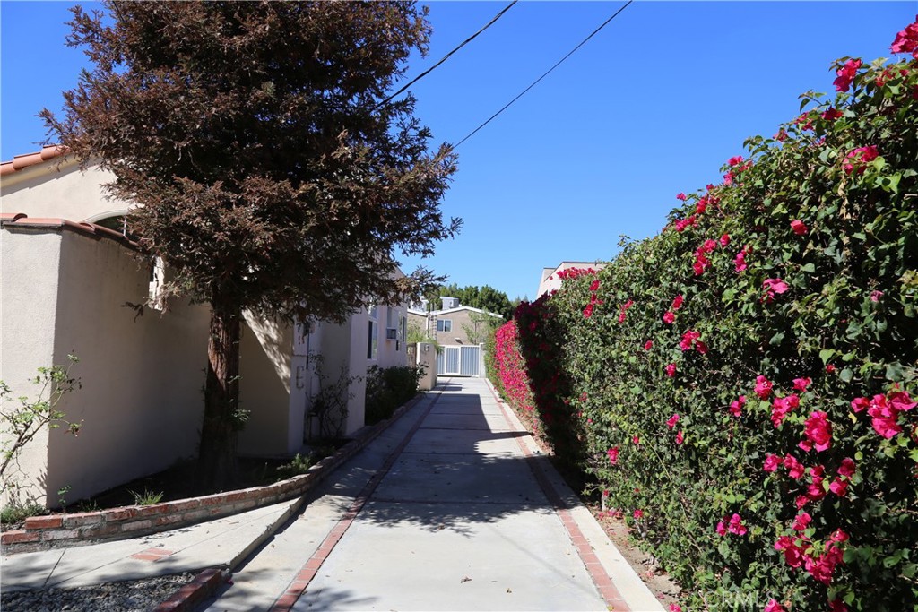 5315 Riverton Avenue Property Photo 4
