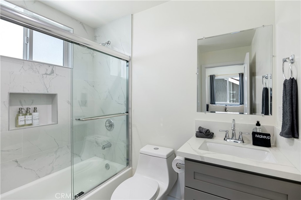 441 N Harvard Boulevard Property Photo 13