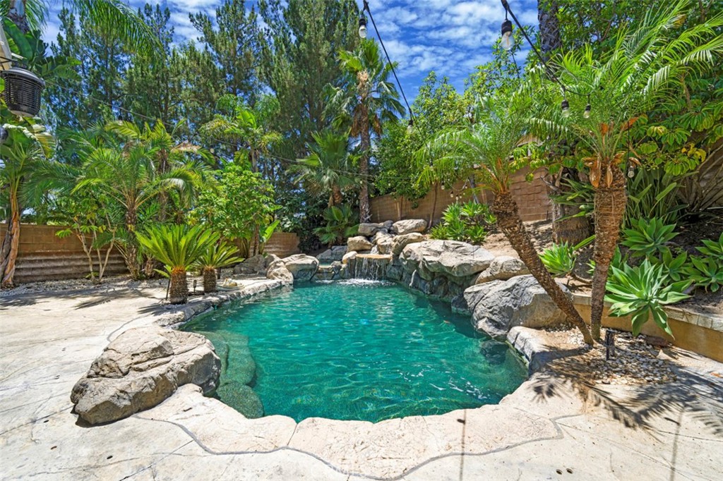 19 Garnet Property Photo 4